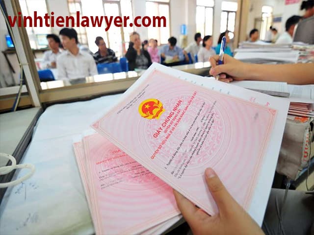 Nộp hồ sơ tại các cơ quan có thẩm quyền để xác minh quyền sử dụng đất